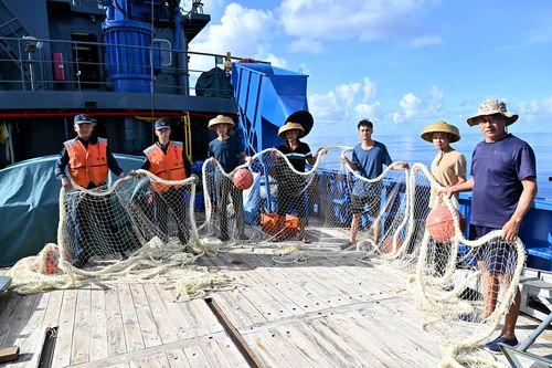 中国渔民吃瓜现场