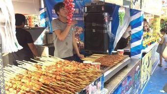 芜湖儿童吃瓜,夏日街头童趣盎然