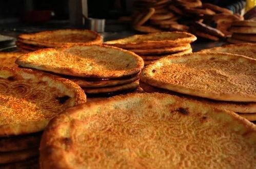 馕就着哈密瓜吃,美味共享的西域风情